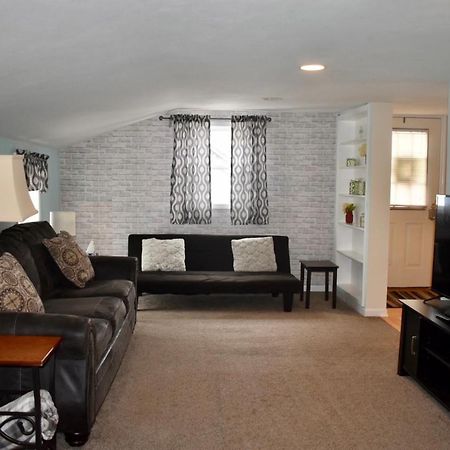 Cozy 2Nd Story Flat Near Downtown Apartment Adrian Bagian luar foto