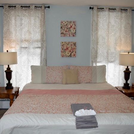Cozy 2Nd Story Flat Near Downtown Apartment Adrian Bagian luar foto