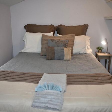 Cozy 2Nd Story Flat Near Downtown Apartment Adrian Bagian luar foto