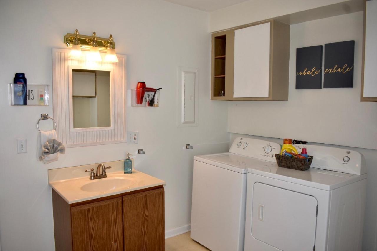 Cozy 2Nd Story Flat Near Downtown Apartment Adrian Bagian luar foto
